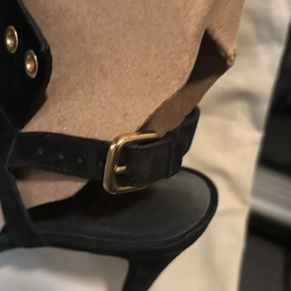 STUART WEITZMAN Cuffy T-Strap Grommet-Detail Heels